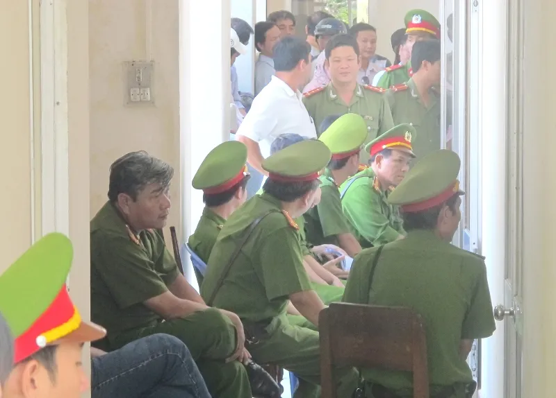 Các bị cáo công an cúi đầu xin lỗi gia đình bị hại ảnh 8 Các bị cáo công an cúi đầu xin lỗi gia đình bị hại ảnh 8